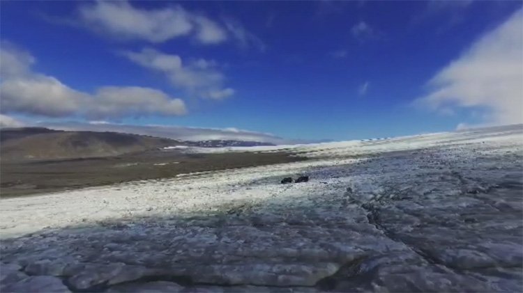 Matt Bellamy van Muse vliegt met drone in IJsland