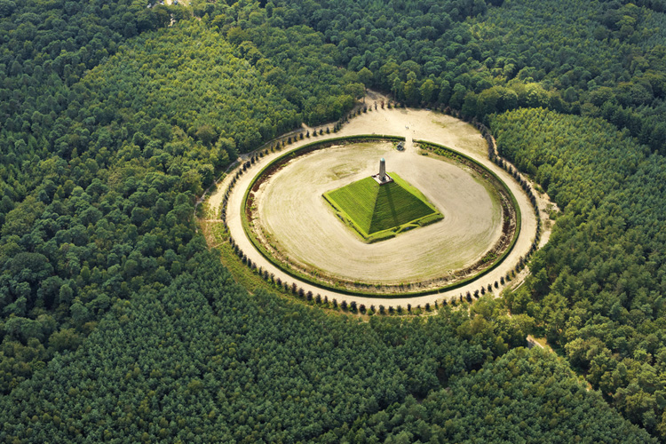 Pyramide van Austerlitz gefilmd door Jelte Keur