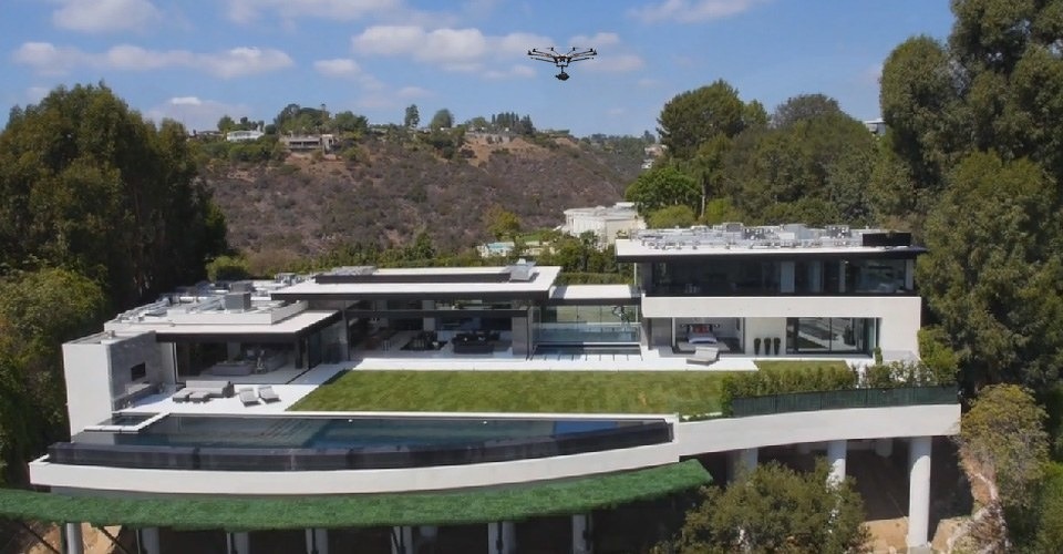 dji drone filmt dure villa los angeles