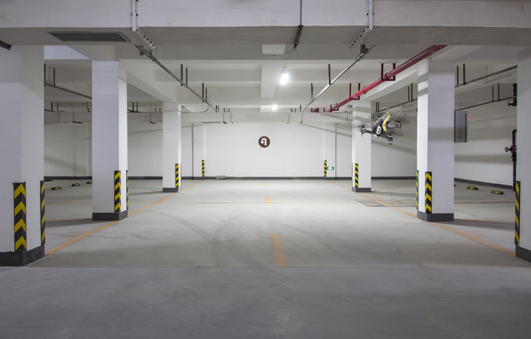 Opnames drone racing wedstrijd Shaggy FPV in parkeergarage