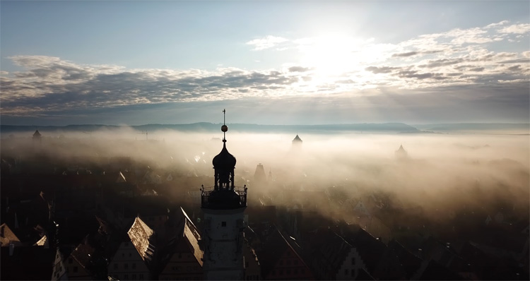 Rothenburg ob der Tauber in de mist
