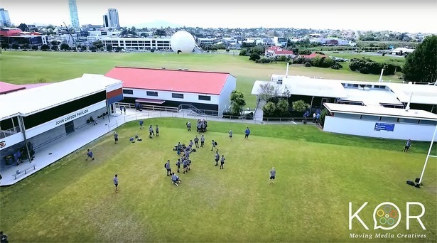 drone-kopt-voetbal-voetballertje-schiet-quadcopter-uit-de-lucht-2015