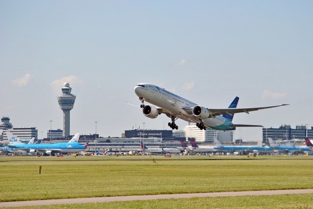 schiphol-drone-gespot-bulgaar-boete-500-euro-vliegtuig-quadcopter